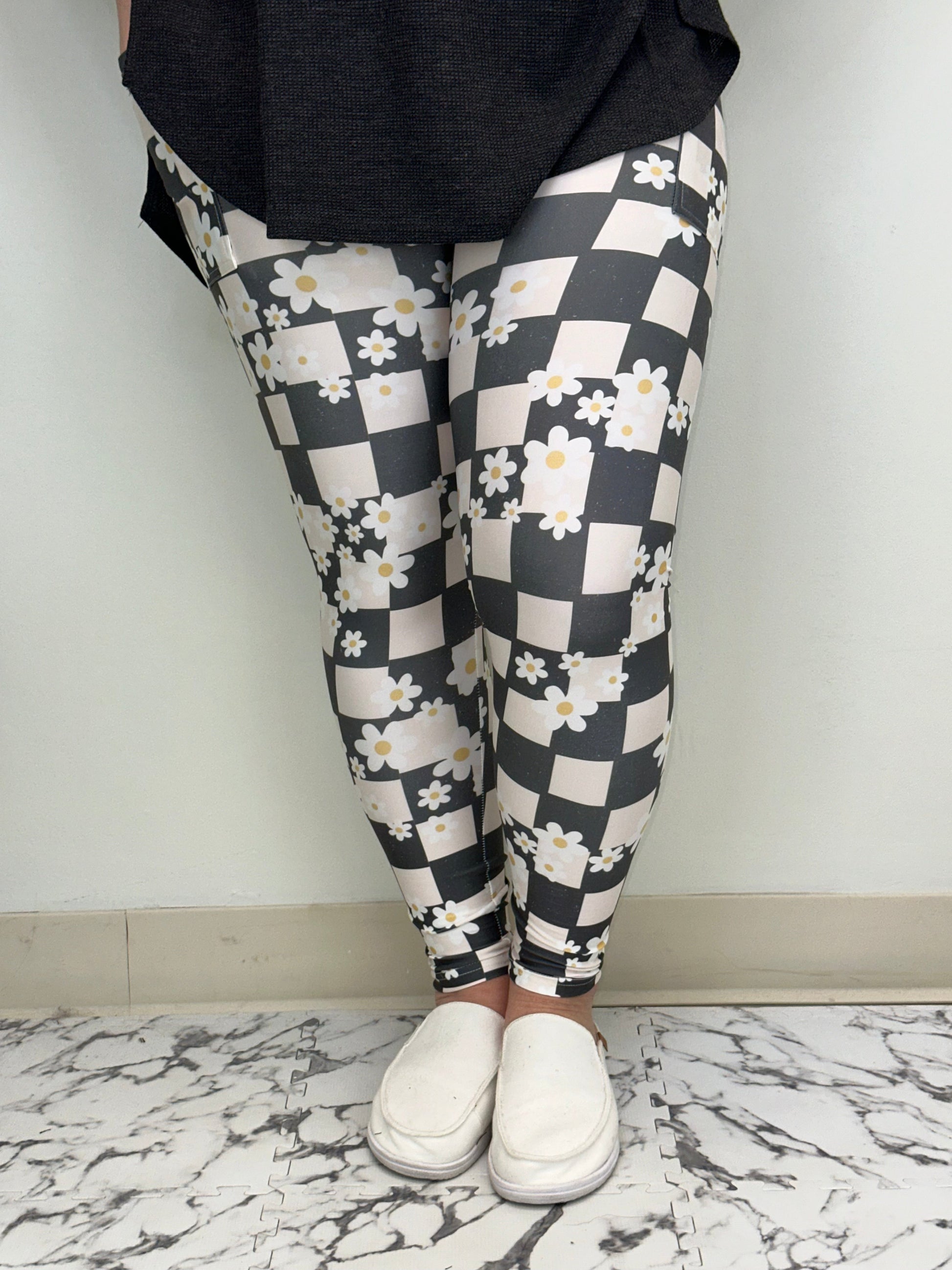 Checkered Daisy Leggings w/ Pockets - Three Bears Boutique